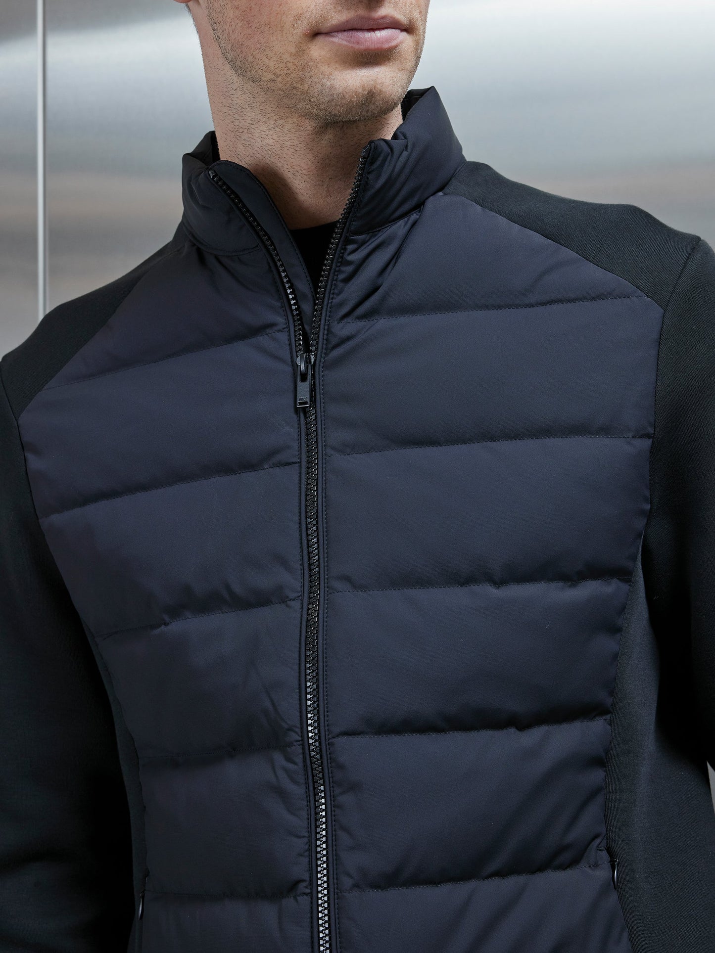 UrbanFlex Hybrid Teknisk Puffer Jakke i Sort